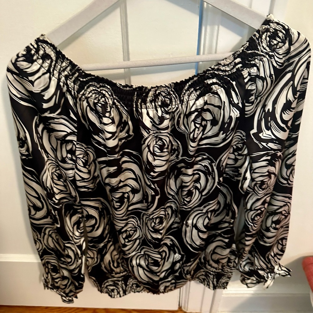 Black&white rose print off the shoulders blouse , size M